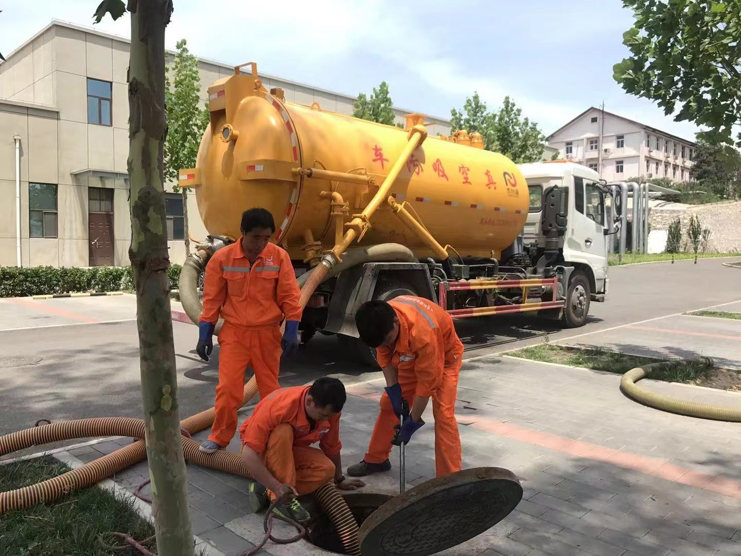 宜州管道疏通车停在窨井附近