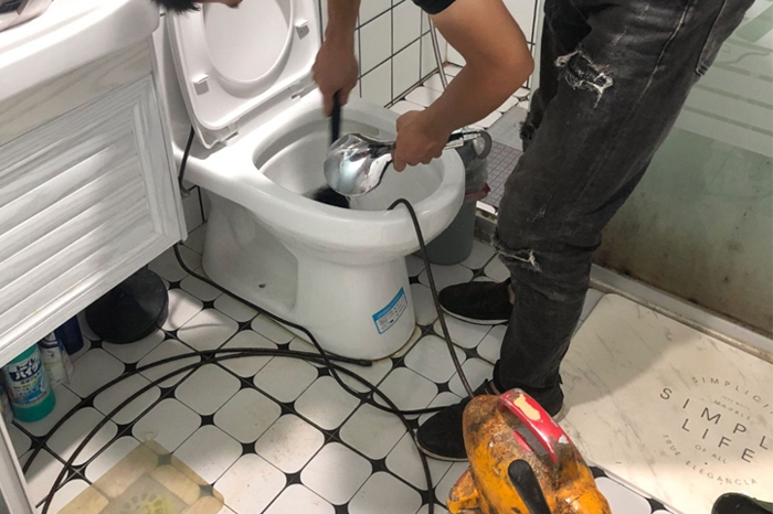 宜州马桶堵塞自己疏通还是找师傅?专业上门服务让你省时更省心